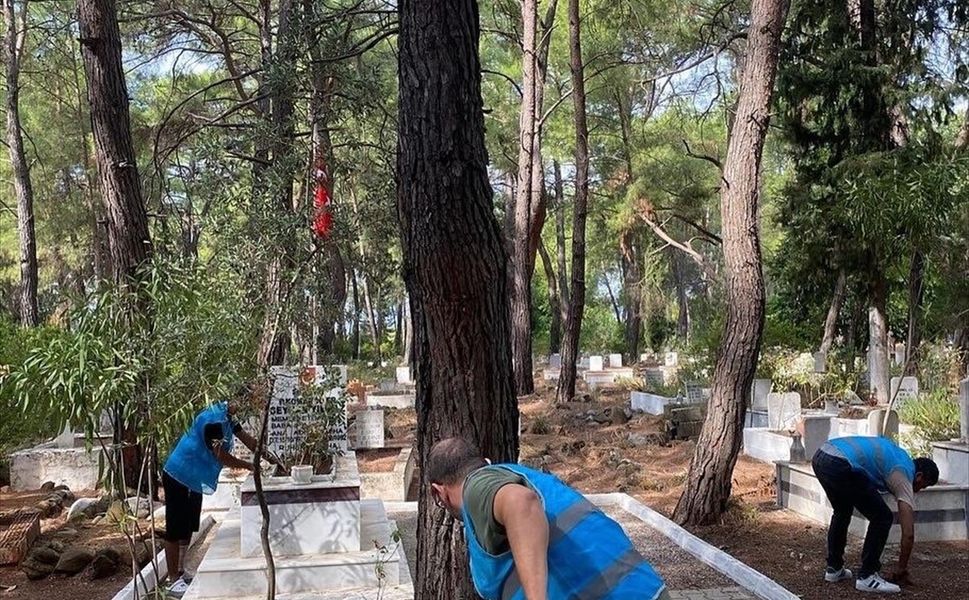 Köyceğiz'de hükümlüler şehit mezarının temizliğini yaptı