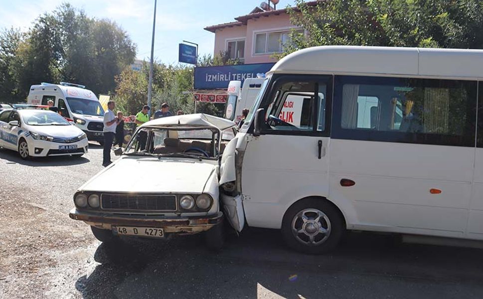 Ortaca'da Okul Servisi ile otomobil kaza yaptı, 4’ü öğrenci 6 yaralı