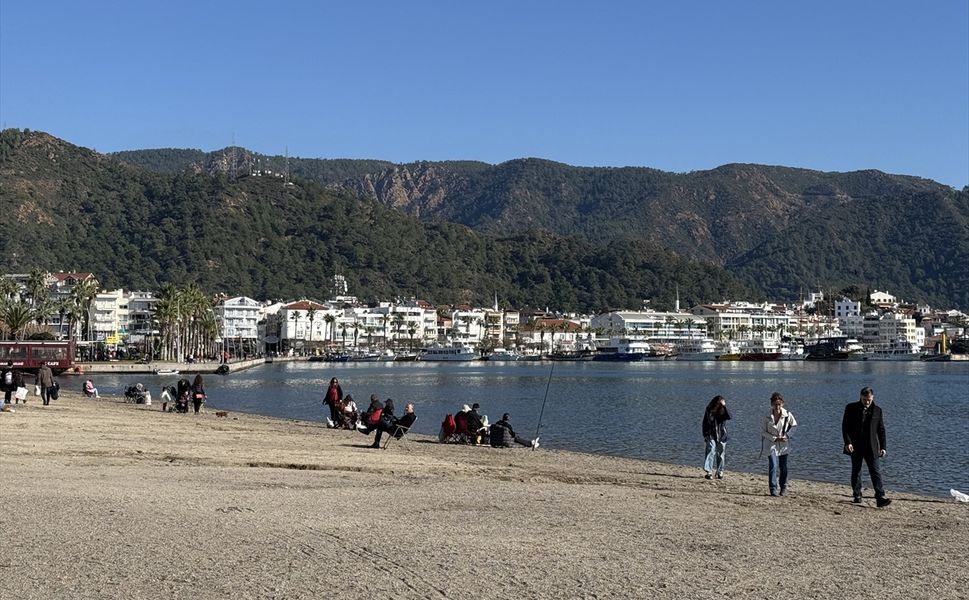 Bodrum ve Marmaris sahillerinde yeni yılın ilk günü yoğunluk yaşandı